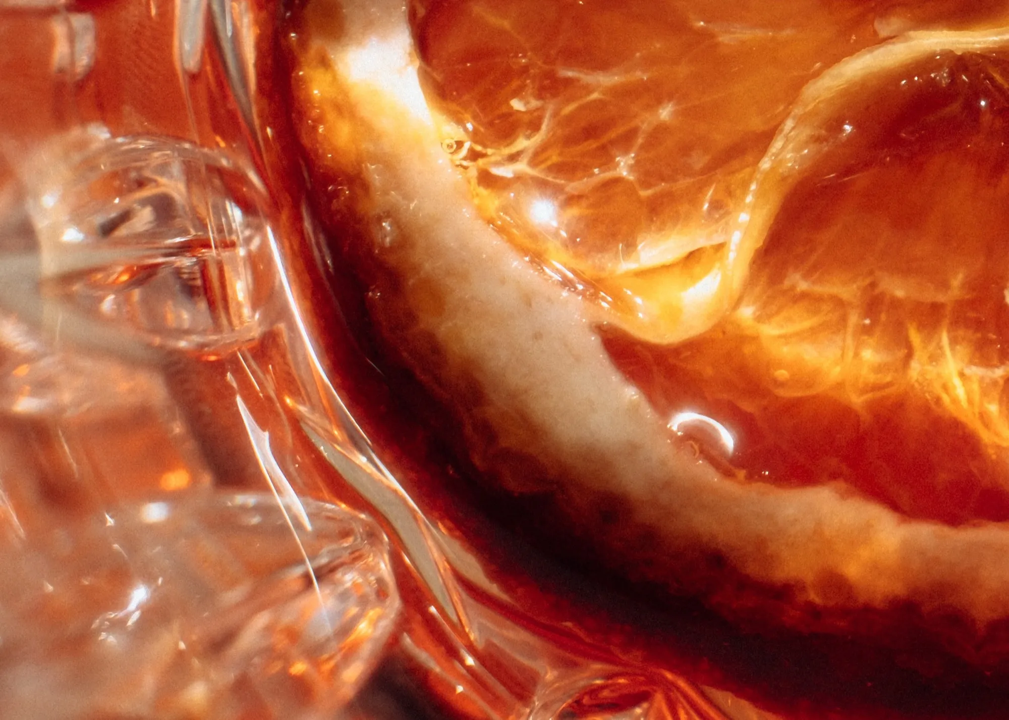 Nahaufnahme eines Drinks mit Orangenscheibe im Kristallglas
