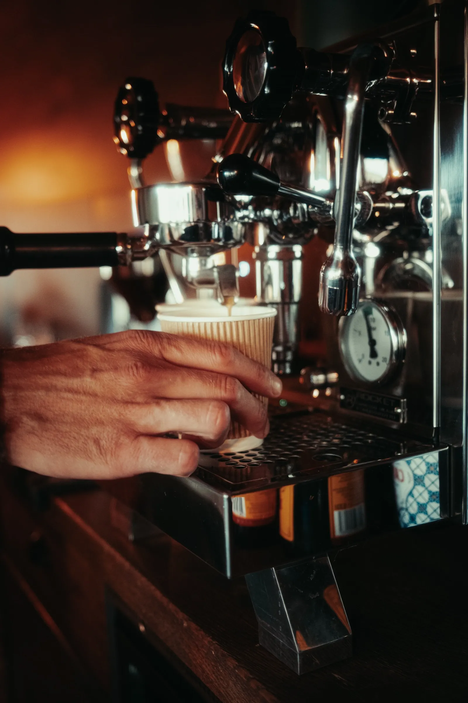 Espresso läuft aus der Rocket R58 in die Tasse