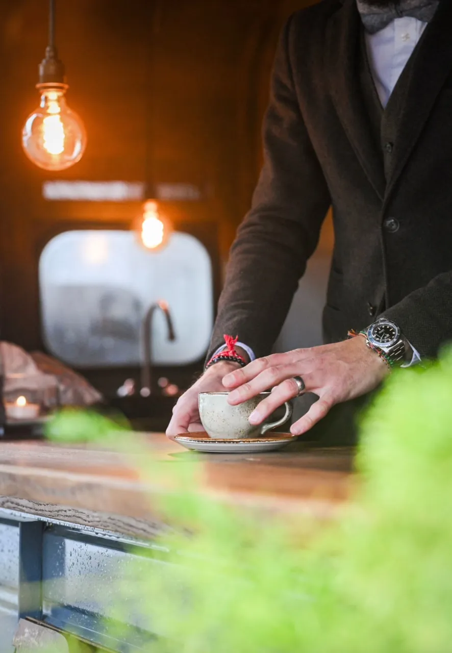 Kaffeetasse wird auf der Theke abgestellt, Nahaufnahme