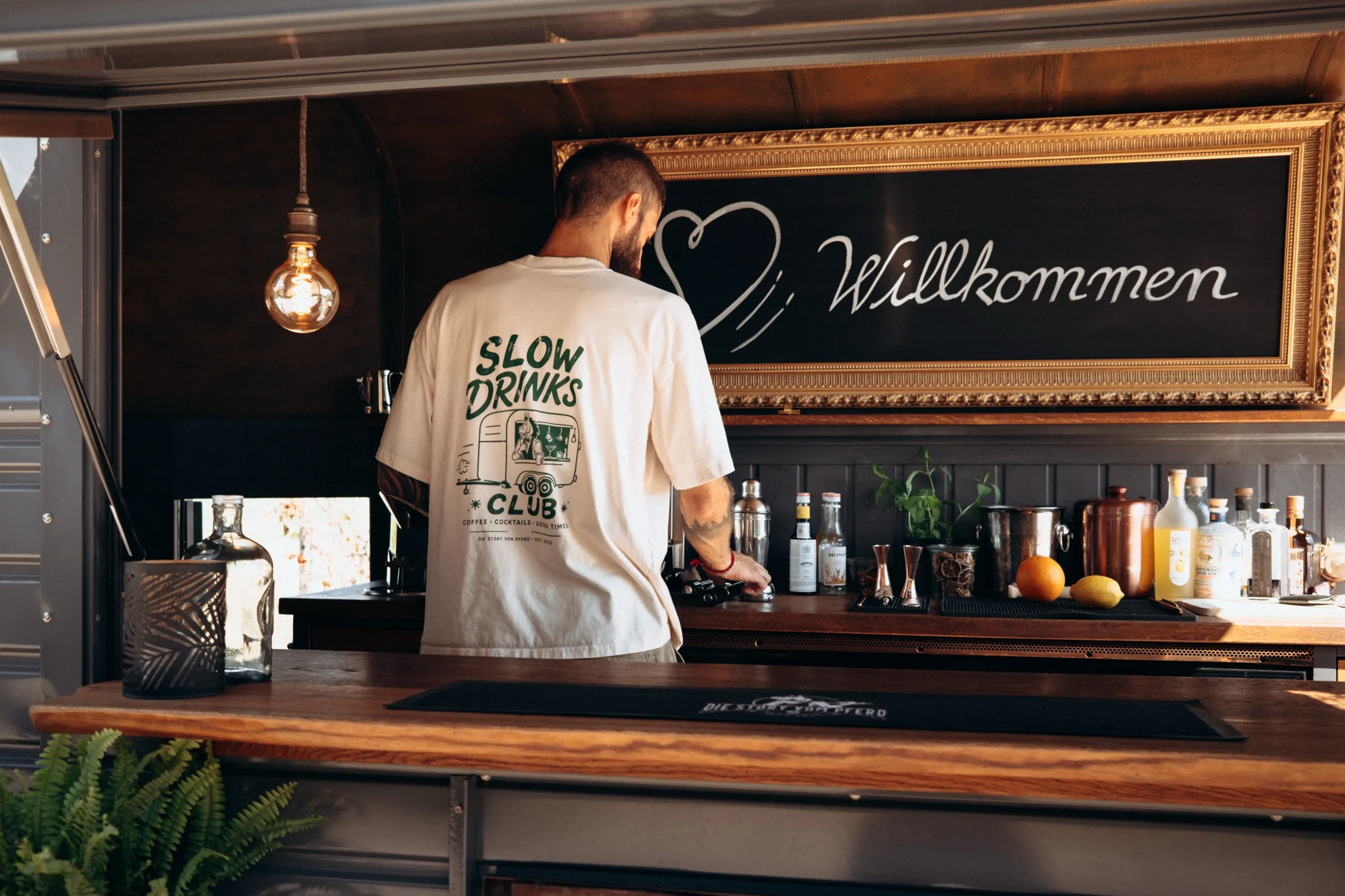 Kim am Tresen, Shirt mit dem Slow-Drinks-Club-Aufdruck