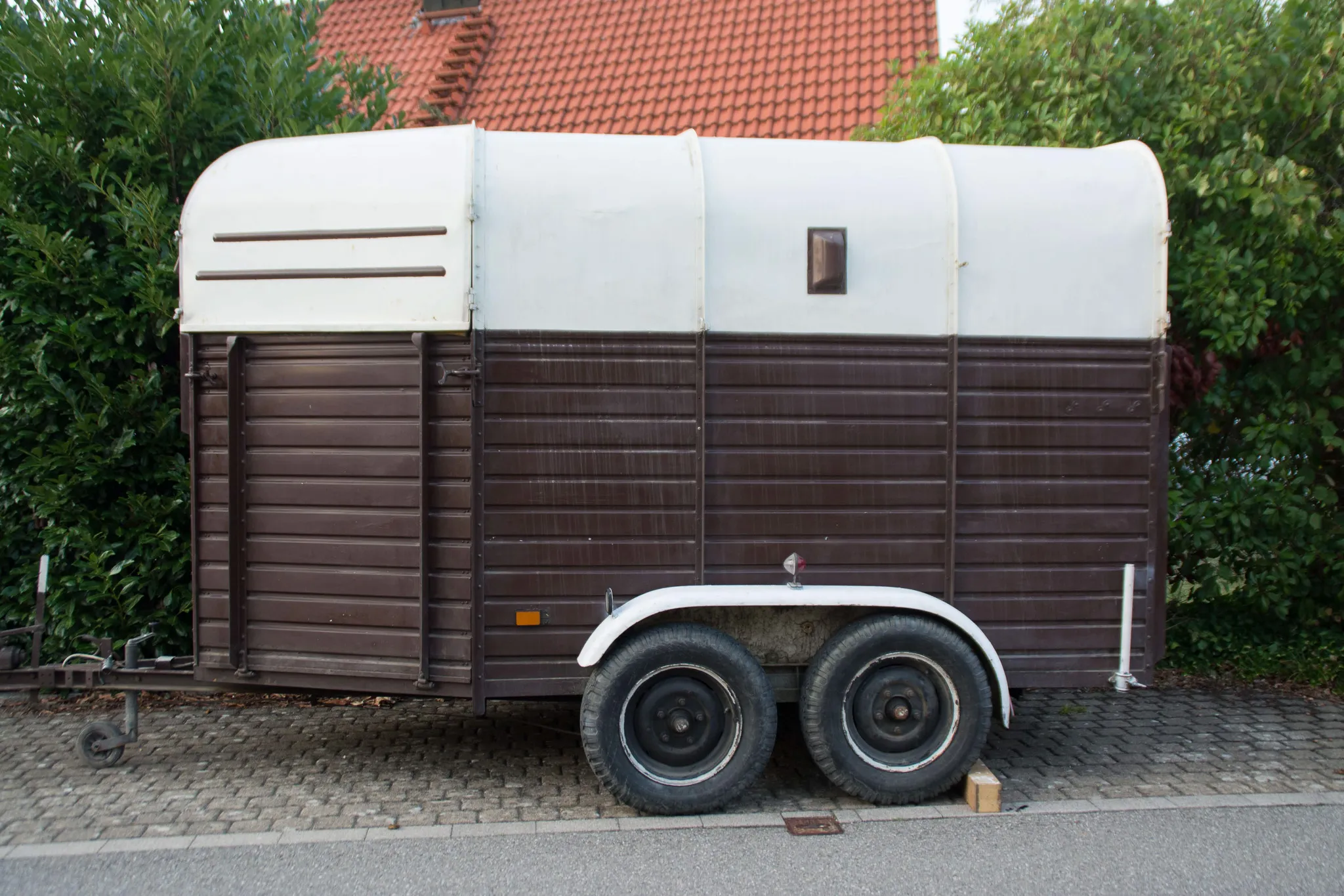 Der Wagen bei der Anlieferung 2018: unrenoviert, braun und weiss, mit Regenspuren auf dem Aufbau